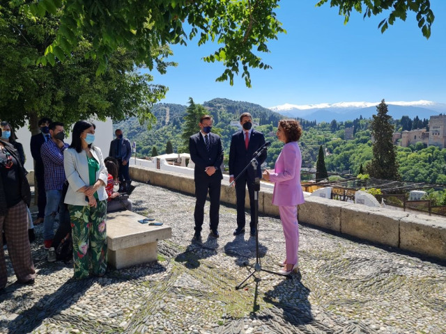 La ministra de Hacienda, María Jesús Montero, atiende a los medios en el mirador de San Nicolás