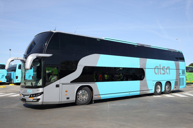 Archivo - Un autobús de doble piso de Alsa aparcado, en España, a 9 de marzo de 2020.
