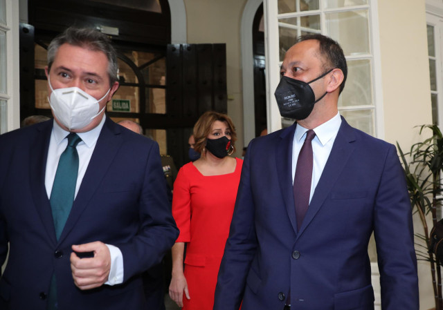 Archivo - Juan Espadas y Alfonso Rodríguez de Celis, en primer plano, con Susana Díaz, de fondo, en la toma de posesión del delegado del Gobierno en Andalucía, Pedro Fernández, en una imagen de 21 de marzo.