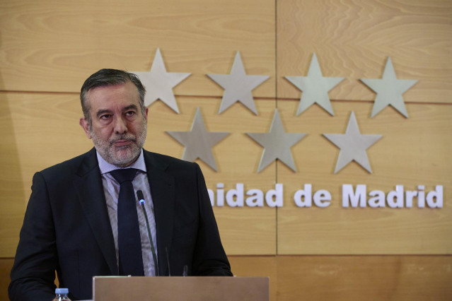 El consejero de Justicia, Interior y Víctimas en funciones de la Comunidad de Madrid, Enrique López, interviene en una rueda de prensa para informar sobre las medidas ante el fin del Estado de alarma, a 7 de mayo de 2021, en la Real Casa de Correos, Madri