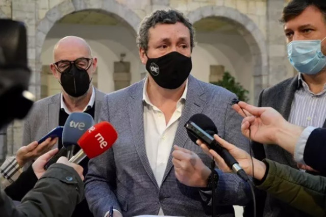 Imagen de archivo. Los portavoces en el Parlamento de Cantabria del PP, Íñigo Fernández (centro); de Cs. Félix Álvarez (izda), y del grupo mixto-Vox, Cristóbal Palacio (derecha)