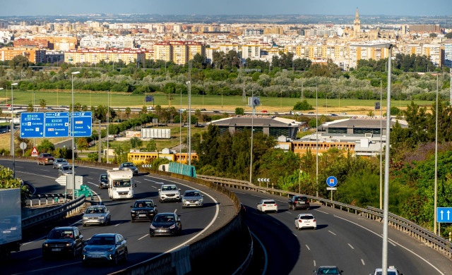 Afluencia de tráfico en  la autopista Sevilla.Huelva, el primer fin de semana con movilidad entre provincias, donde muchos sevillanos ha aprovechado estas circunstancias  para ir a las playas de la provincia de Huelva, a 30 de abril del 2021, en Sevilla.