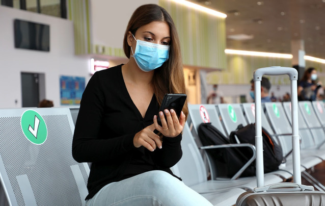 Archivo - Mujer en aeropuerto.