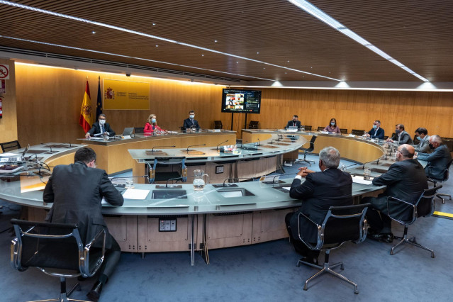 La vicepresidenta segunda y ministra de Asuntos Económicos, Nadia Calviño, encabeza una reunión con asociaciones y empresas del sector de las telecomunicaciones para presentar la hoja de ruta 5G este viernes 7 de abril.