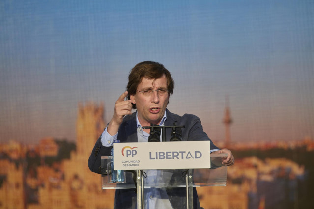 El alcalde de Madrid, José Luis Martínez-Almeida interviene en el último acto de campaña del partido, en el barrio de Salamanca, a 2 de mayo de 2021, en Madrid (España). El PP pone fin a su campaña electoral en el barrio de Salamanca