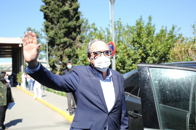 El candidato del PSOE a la Presidencia de la Comunidad de Madrid, Ángel Gabilondo se despide de los médicos, a su salida del Hospital Ramón y Cajal tras recibir el alta hospitalaria, a 7 de mayo de 2021, en Madrid (España).