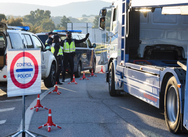 Archivo - Un agente de policía le da el alto un conductor en un control en un punto fronterizo entre Portugal y España, a 5 de abril de abril de 2021, en Zarza la Mayor, Cáceres, (España). En el dispositivo, puesto en marcha entre los puntos de Monfortinh