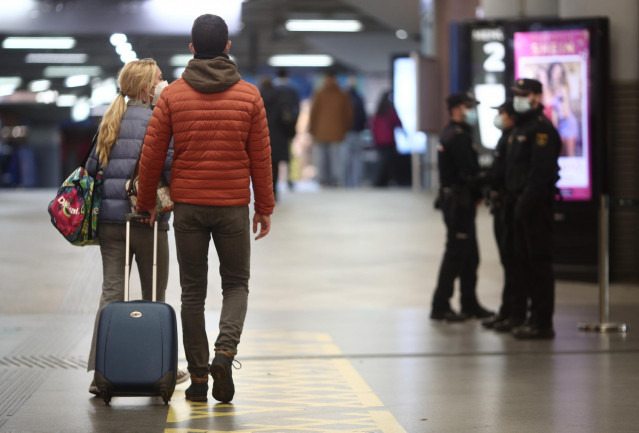 Archivo - Agentes la Policía Nacional realizan controles de movilidad en la estación de AVE Puerta de Atocha durante el primer día de cierre perimetral por el puente de la Constitución en Madrid (España), a 4 de diciembre de 2020. El cierre perimetral de