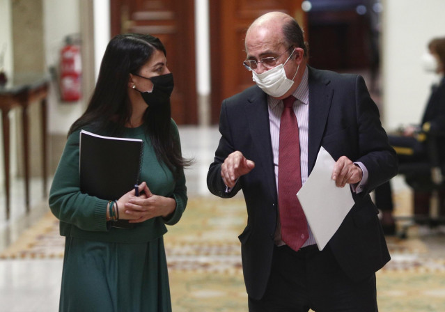 La portavoz adjunta de Vox en el Congreso, Macarena Olona, y el diputado de Vox, Ignacio Gil Lázaro, se dirigen a una Junta de Portavoces convocada en el Congreso de los Diputados, a 13 de abril de 2021, en Madrid, (España).