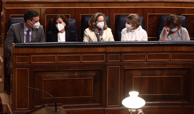 (I-D) El presidente del Gobierno, Pedro Sánchez y sus vicepresidentas Carmen Calvo, Nadia Calviño, Yolanda Diaz y Teresa Ribera, en el Pleno del Congreso