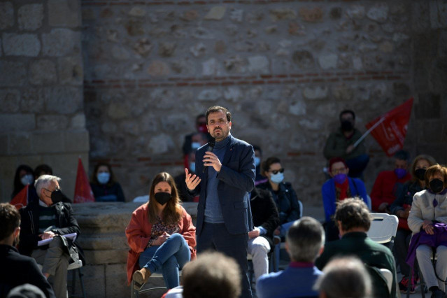 El coordinador federal de IU, Alberto Garzón, en un acto de precampaña a las elecciones del 4 de mayo en Alcalá de Henares (Madrid)