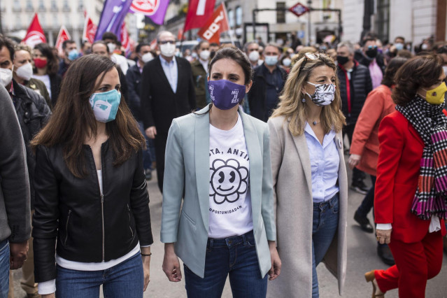 (I-D) La ministra de Derechos Sociales y Agenda 2030, Ione Belarra; la ministra de Igualdad, Irene Montero; la vicepresidenta tercera y ministra de Trabajo, Yolanda Díaz, y la vicepresidenta primera, Carmen Calvo, durante una manifestación con motivo del