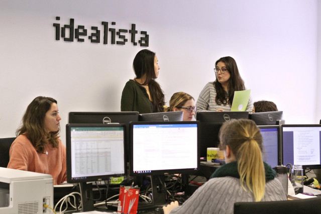 Archivo - Trabajadores de la empresa Idealista colocados en sus puestos de trabajo, en Madrid, (España).