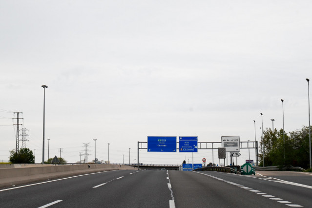 Archivo - Carretera vacía durante el confinamiento de la primavera de 2020.