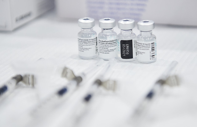 Archivo - Varios frascos con la segunda dosis de la vacuna de Pfizer-BioNTech contra la Covid-19