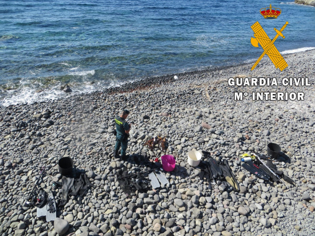 Archivo - Guardia Civil interviene ante la pesca ilegal en el Parque Natural de Cabo de Gata (Almería)