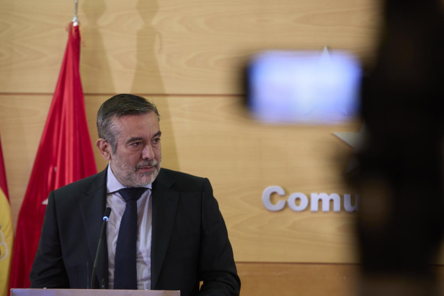 El consejero de Justicia, Interior y Víctimas en funciones de la Comunidad de Madrid, Enrique López, interviene en una rueda de prensa para informar sobre las medidas ante el fin del Estado de alarma, a 7 de mayo de 2021, en la Real Casa de Correos, Madri