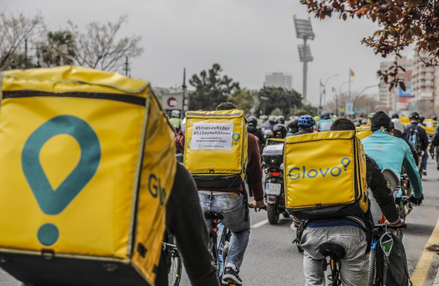 Archivo - Varios 'riders' participan en una manifestación de repartidores a domicilio, en Valencia, Comunidad Valenciana (España), a 3 de marzo de 2021. Más de 2.000 'riders' han reclamado en más de 10 ciudades españolas al Gobierno su 