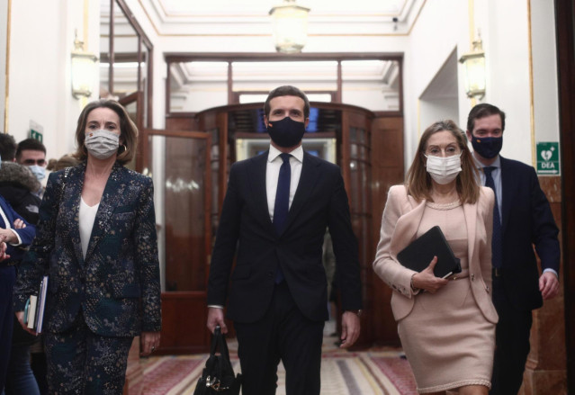 Archivo - (I-D) La portavoz parlamentaria del PP, Cuca Gamarra, el presidente del PP, Pablo Casado y vicesecretaria de Política Social del PP, Ana Pastor llegan a una sesión plenaria en el Congreso