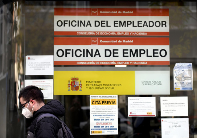 Archivo - Un hombre pasa por la puerta de una oficina de empleo, SEPE (antiguo INEM)