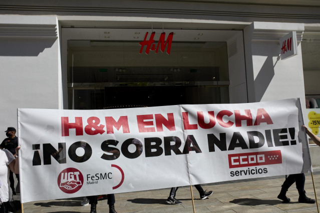 Varias personas participan con una pancarta donde se puede leer 