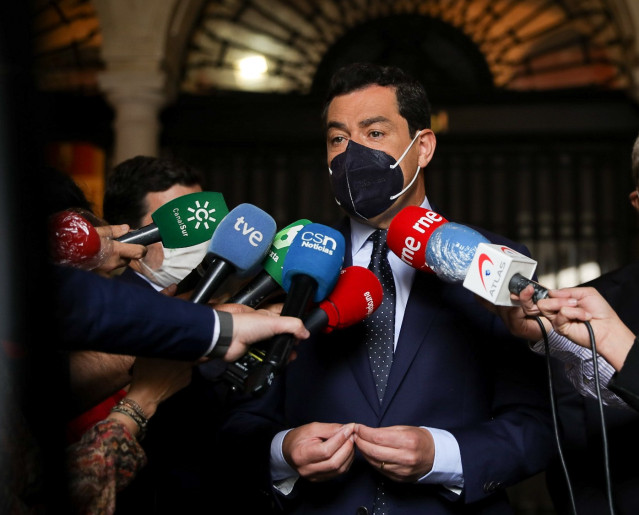 El presidente de la Junta de Andalucía, Juanma Moreno, este lunes durante su atención a los medios de comunicación.