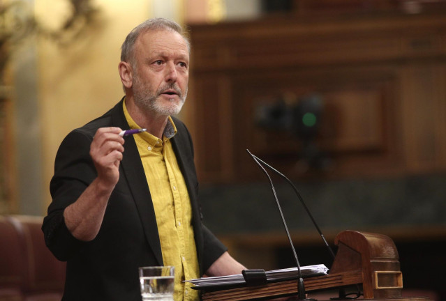 Archivo - El diputado de Podemos en el Congreso por Vizcaya, Roberto Uriarte, interviene durante la sesión plenaria celebrada en el Congreso de los Diputados.