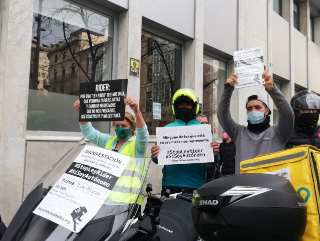 Archivo - Repartidores a domicilio con carteles reivindicativos protestas en Palma contra la 'Ley de riders'