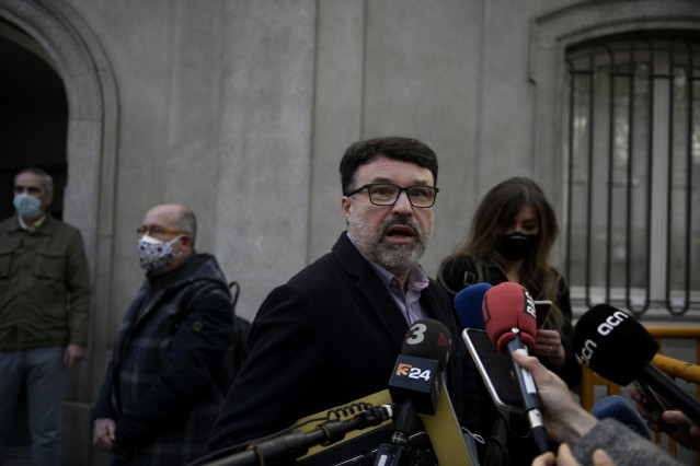 Archivo - El diputado de ERC Joan Josep Nuet responde a los medios a su salida del Tribunal Supremo.