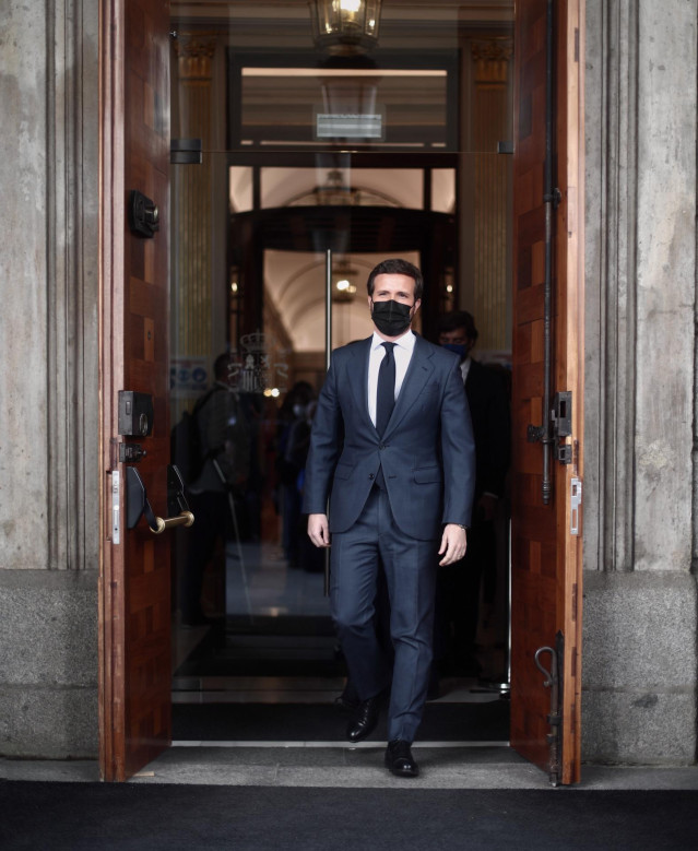 El líder del PP, Pablo Casado, sale tras una sesión de control al Gobierno Central, a 21 de abril de 2021, en el Congreso de los Diputados, Madrid, (España).