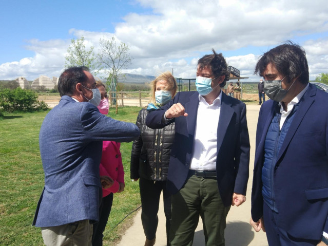 Mañueco saluda al presidente de la Diputación de Soria (I) junto al consejero de Medio Ambiente (D).