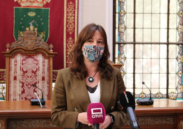 La consejera de Igualdad, Blanca Fernández, en su visita a Hellín,
