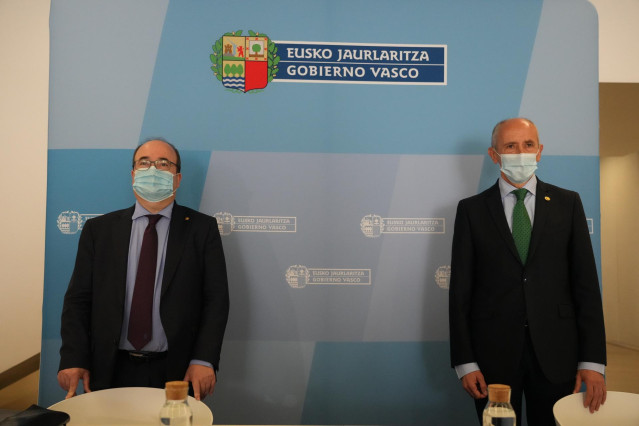El ministro de Política Territorial y Función Pública, Miquel Iceta (i) y el vicelehendakari y consejero de Seguridad, Josu Erkoreka (d) posan antes de la Comisión Mixta de Transferencias en el Archivo Histórico de Euskadi, a 10 de mayo de 2021, en Bilbao