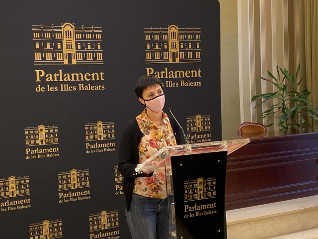 La portavoz adjunta del Grupo Socialista en el Parlament balear, Sílvia Cano, en una rueda de prensa.