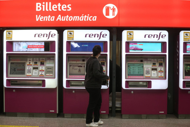 Una mujer hace uso de las máquinas de Venta Automática de Renfe Cercanías en la estación de Madrid-Puerta de Atocha
