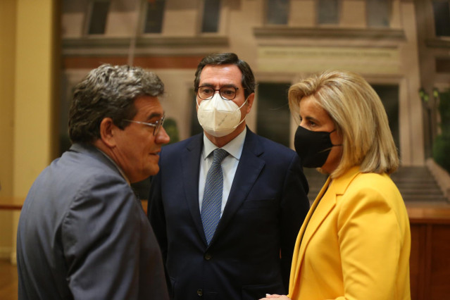 El ministro de Inclusión, Seguridad Social y Migraciones, José Luis Escrivá mantiene una conversación con el presidente de la Fundación CEOE, Antonio Garamendi y la exministra de Empleo y Seguridad Social, Fátima Báñez.