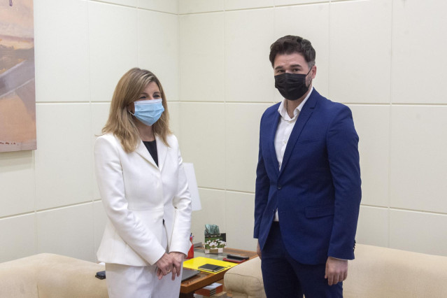 La vicepresidenta tercera del Gobierno y ministra de Trabajo y Economía Social, Yolanda Díaz y el portavoz del grupo parlamentario de ERC, Gabriel Rufián antes de una reunión en la sede de su Ministerio , a 10 de mayo de 2021, en Madrid (España).