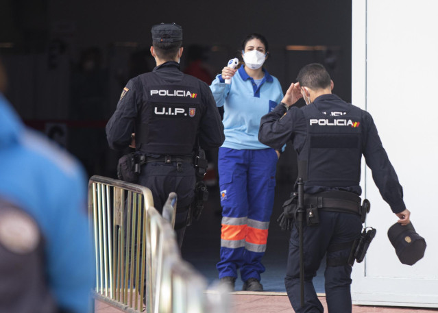 Archivo - Policías nacionales acceden a un centro de vacunación en Sevilla