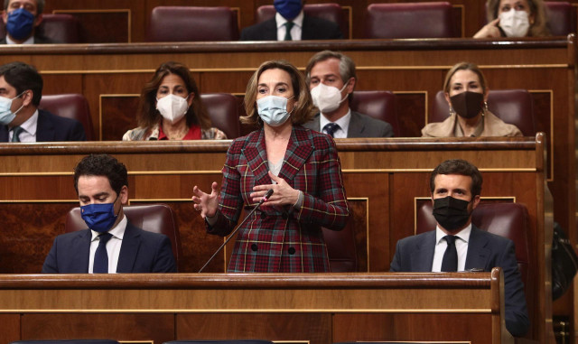 La portavoz del PP en el Congreso de los Diputados, Cuca Gamarra, interviene en una sesión de control al Gobierno