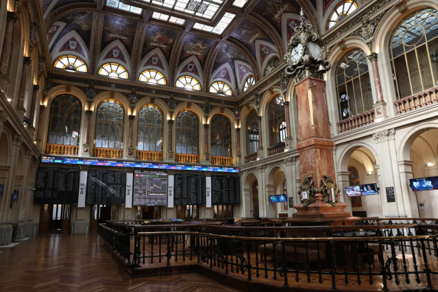 Archivo - Interior del Palacio de la Bolsa con paneles con valores del Ibex 35, en Madrid (España)