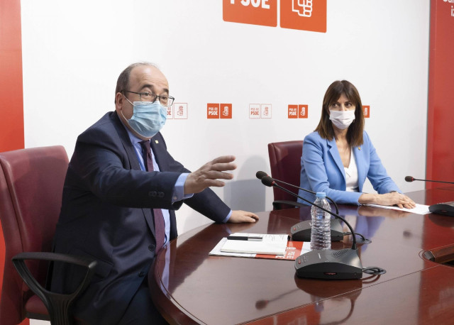 Miquel Iceta, junto a Idoia Mendia, esta tarde en la sede del PSE en Bilbao