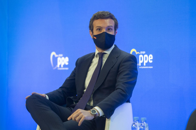 El presidente del PP, Pablo Casado, mira a la cámara durante la clausura el acto 'Europa: retos de la nueva era', a 10 de mayo de 2021, en Madrid, (España). Organizado por el Partido Popular Europeo, el encuentro conmemora el Día de Europa.