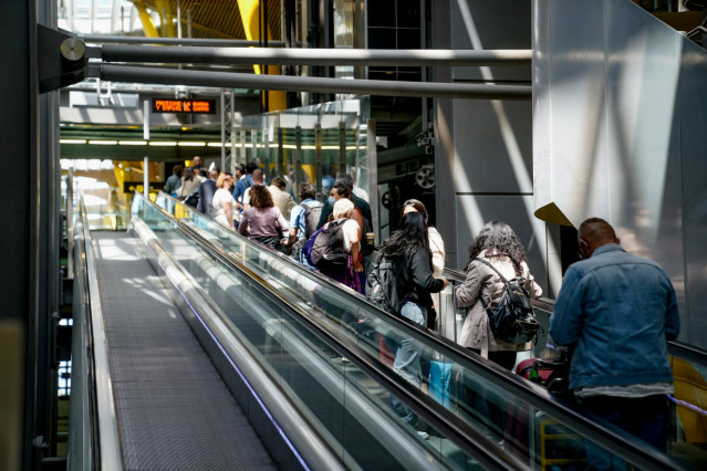 Varias personas en la T4 del aeropuerto Adolfo Suárez, Madrid-Barajas durante el primer día laboral tras el estado de alarma, a 10 de mayo de 2021, en Madrid (España). Tras el fin del segundo estado de alarma, que tuvo lugar ayer domingo 9 de mayo, la Com