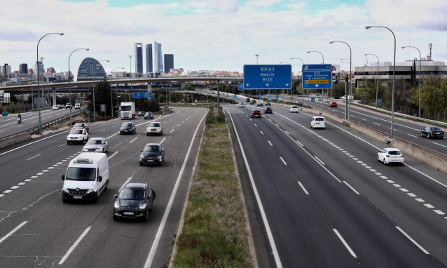 Archivo - Varios coches en la carretera.