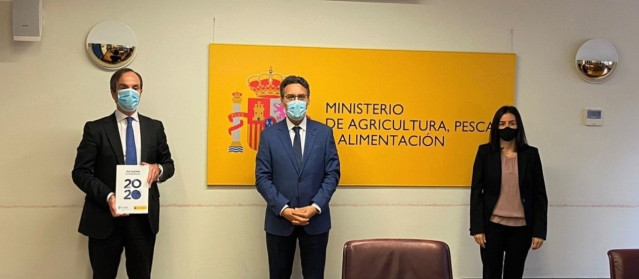El director general de FIAB, Mauricio García de Quevedo y el secretario general de Agricultura y Alimentación del Ministerio de Agricultura, Pesca y Alimentación, Fernando Miranda, presentan el informe económico de la industria de alimentación y bebidas
