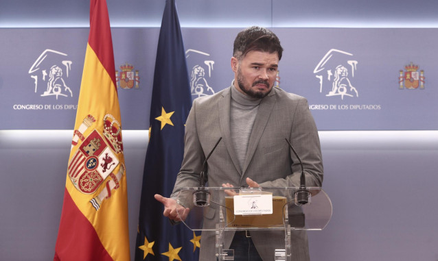 Archivo - El portavoz parlamentario de ERC, Gabriel Rufián, en rueda de prensa