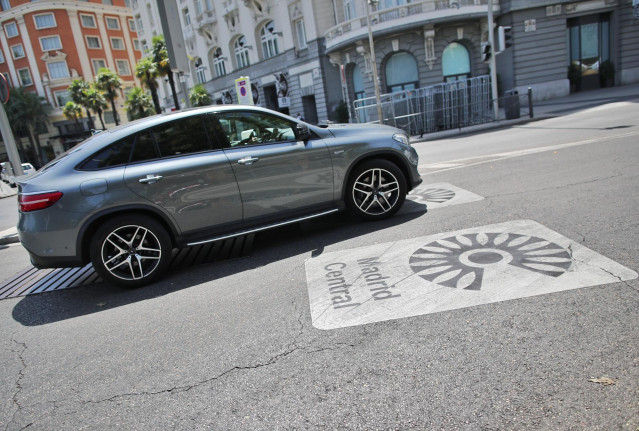 Archivo - Un coche sobre el distintivo de Madrid Central