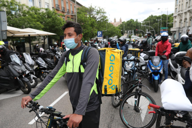 Varios riders a su llegada al Congreso durante una manifestación, a 11 de mayo de 2021, en Madrid (España). Esta y otras protestas que se desarrollarán en ocho puntos del país han sido convocadas por Repartidores Unidos y APRA coincidiendo con la fecha pr