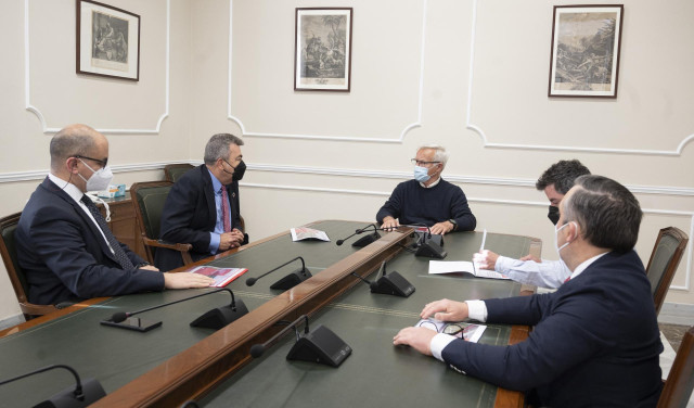 Imagen de la reunión del alcalde de València, Joan Ribó; el presidente de Air Nostrum, Carlos Bertomeu, y el consejero delegado de Ilsa, Fabrizio Fabara.