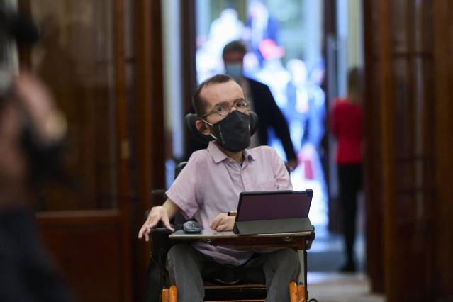 El portavoz de Unidas Podemos en el Congreso, Pablo Echenique, a su llegada a una sesión plenaria en el Congreso de los Diputados, a 20 de abril de 2021, en Madrid, (España). En el pleno de hoy se debatirán, entre otras, estas Proposiciones de Ley: el pla